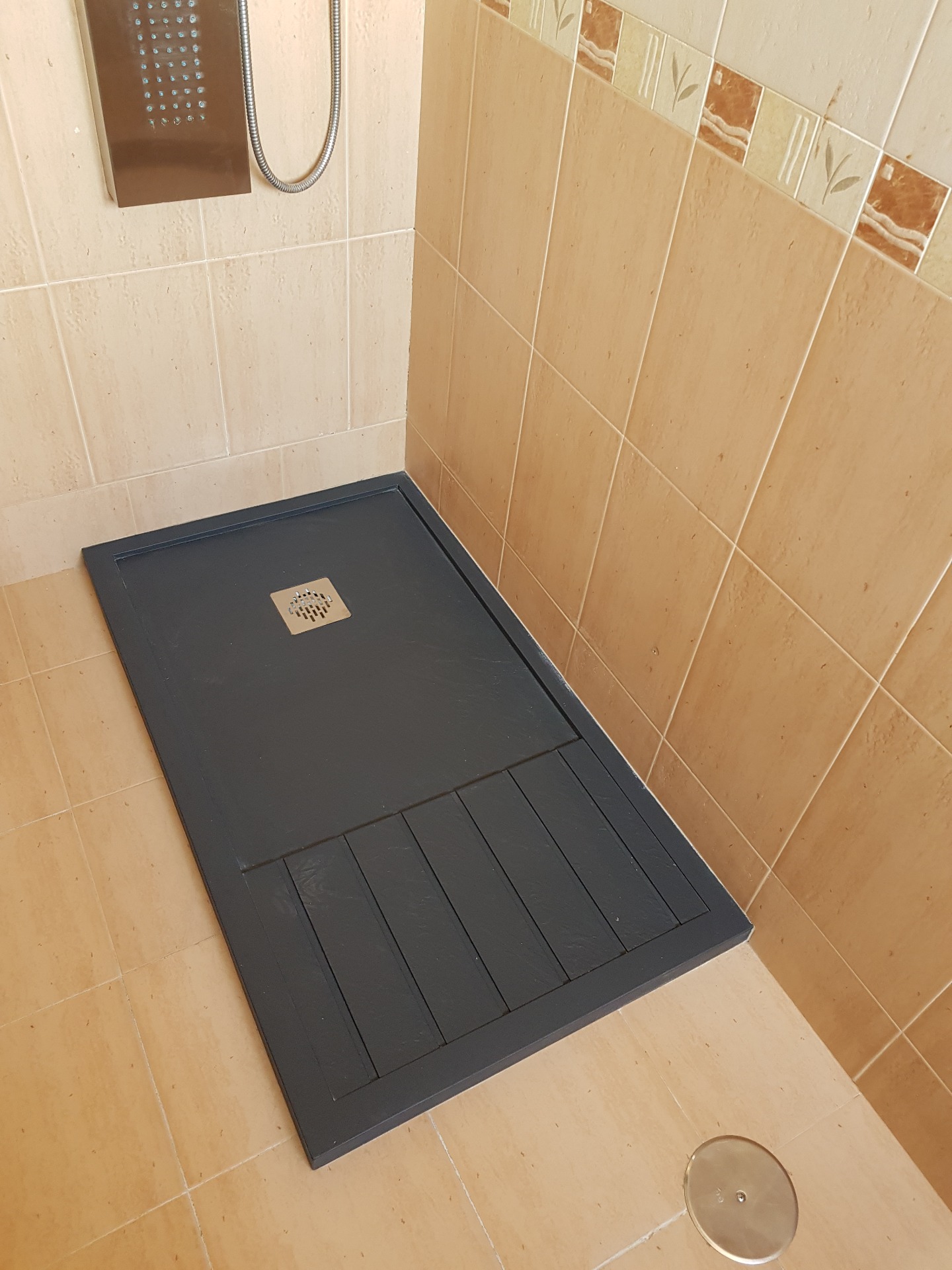 Cambie su bañera por plato de ducha antideslizante de pizarra o acabado granito,en solo un dÍa. Retiramos bañera ,recogida de escombros y limpieza,instalación de plato,alicatado de espacio descubierto con azulejos de acuerdo a los existentes