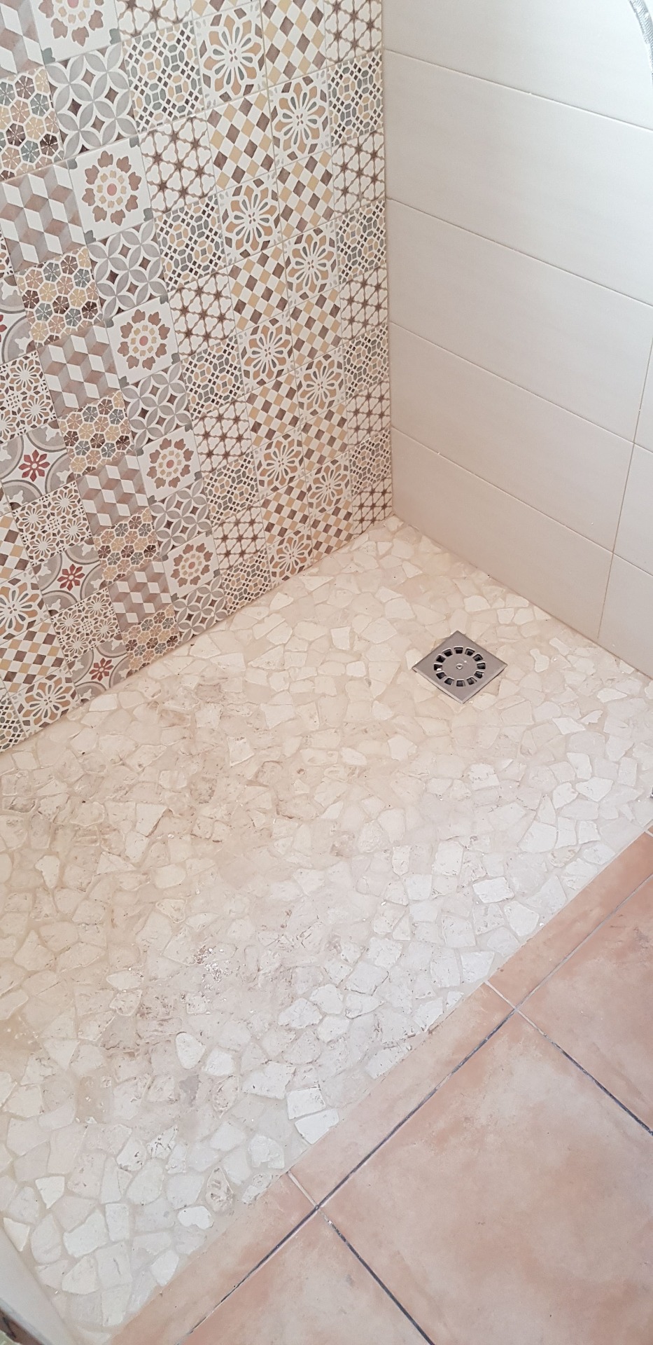 Cambiar bañera por ducha. somos un equipo de profesionales especializados en reformas del hogar y en la instalación y adaptación de baños y mamparas de marcas de primera clase que ofrecen la mejor calidad y garantía del mercado. nosotros nos ocupamos de todo lo relacionado con: albañilería. fontanería. mano de obra, materiales y retirada de escombros. cambiar bañera por plato de ducha. retirada de bañera antigua. plato de ducha antideslizante en resina con carga mineral.